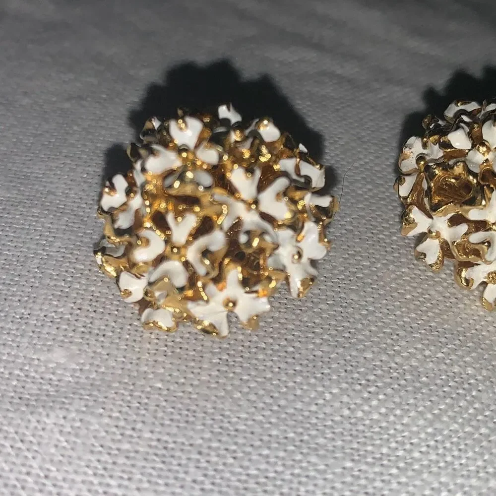 Vintage Un Marked‎ Gold Tone White Enamel Floral Dome Clip on Earrings